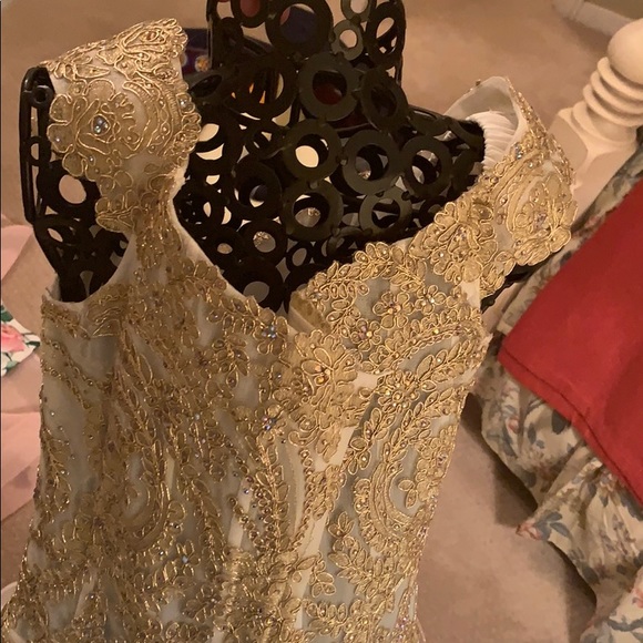 Princess white/gold gown w blue detail on top - Picture 4 of 7